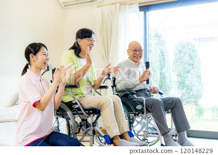 療養院的老人唱卡拉OK消遣 120148229