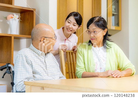 護理機構高階男性女性 120148238