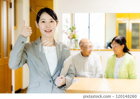 年輕女推銷員 120148260