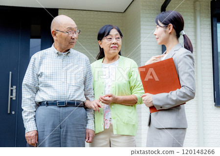 一位女士帶著一對年長夫婦參觀房子 120148266
