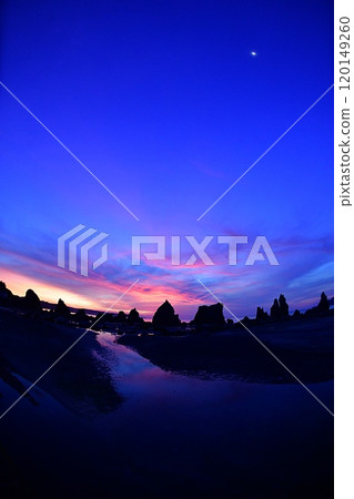 Hashigui Rock and the moon at sunrise - Wakayama 120149260