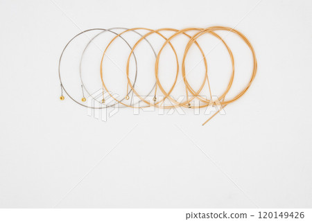 吉他弦與白色背景 木吉他的替換弦 120149426