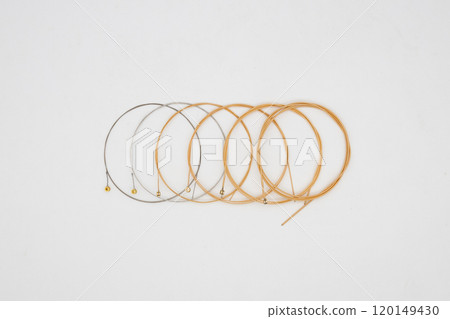 吉他弦與白色背景 木吉他的替換弦 吉他弦與白色背景 木吉他的替換弦 120149430