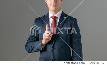 男律師指著 120150137