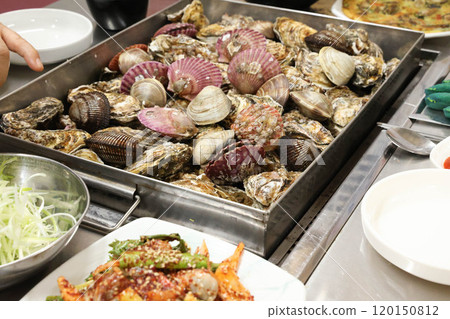 Korean Seafood Food. Steamed oysters and clams Korean Seafood Food. Steamed oysters and clams 120150812