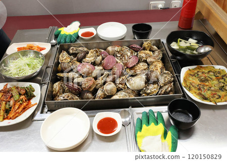 Korean Seafood Food. Steamed oysters and clams 120150829