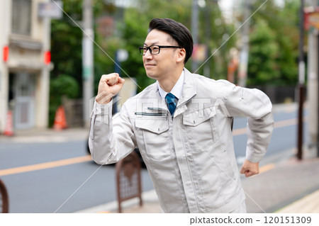 穿著工作服奔跑的男人 120151309