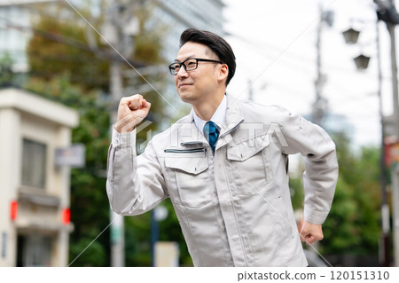 穿著工作服奔跑的男人 120151310