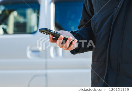 在輕型貨車中工作 120151559