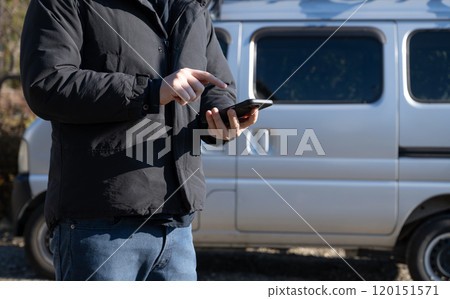 在輕型貨車中工作 120151571
