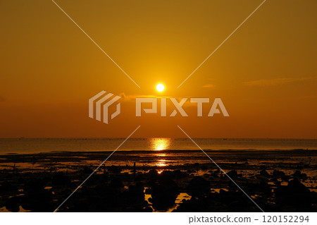 Ariake Sea shining in the morning sun 120152294