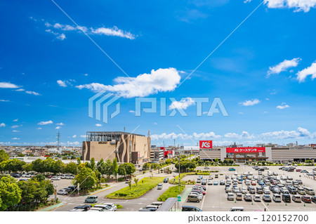 A view of the Ichino Aeon shopping mall in Hamamatsu City under the clear blue sky (Shizuoka Prefecture) 120152700