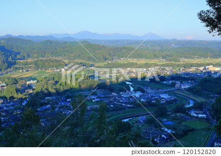 從鴨城遺址欣賞姶良市的城市景觀和霧島山脈的壯麗景色 從鴨城遺址欣賞姶良市的城市景觀和霧島山脈的壯麗景色 120152820