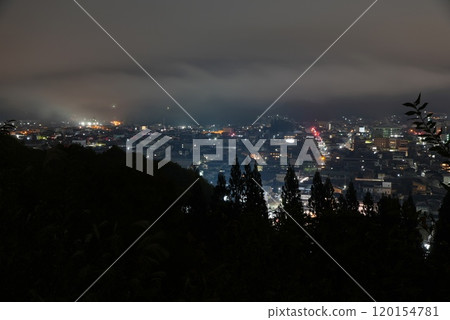 Before dawn in the misty Hida Takayama in late autumn Before dawn in the misty Hida Takayama in late autumn 120154781