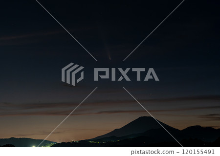 金山芝/阿特拉斯彗星和富士山 120155491