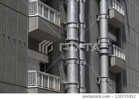 A balcony-equipped loading entrance on each floor of the building and large piping installed on the wall A balcony-equipped loading entrance on each floor of the building and large piping installed on the wall 120155952