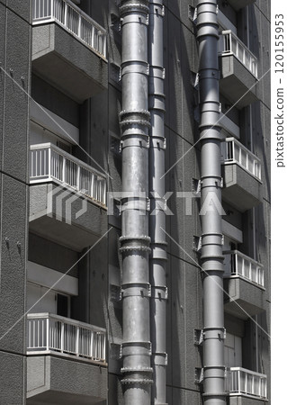 A balcony-equipped loading entrance on each floor of the building and large piping installed on the wall 120155953
