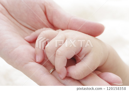 寶寶和媽媽手牽手 120158358