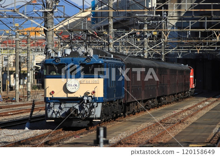 由EF64-1053牽引的群馬fin4在高崎站進行調車準備出發_2024/11/9 120158649