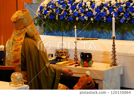 A chieftain casting a saint 120158864