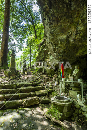 Jizo statue and stone tower in the grounds of Nyoninkoya Muroji Temple, Muro, Uda City, Nara Prefecture Jizo statue and stone tower in the grounds of Nyoninkoya Muroji Temple, Muro, Uda City, Nara Prefecture 120159222