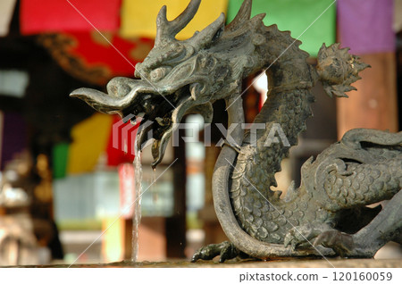 寺廟裡的中國龍雕像/寺廟裡看到的龍噴口 120160059