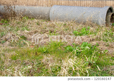 一個像兒童卡通片一樣的帶有粘土管的正方形 一個像兒童卡通片一樣的帶有粘土管的正方形 120160147