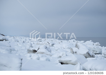 流冰沖上岸的鄂霍次克海海岸 流冰沖上岸的鄂霍次克海海岸 120160606
