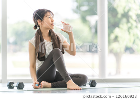 穿著運動服的女性訓練後補水 120160928