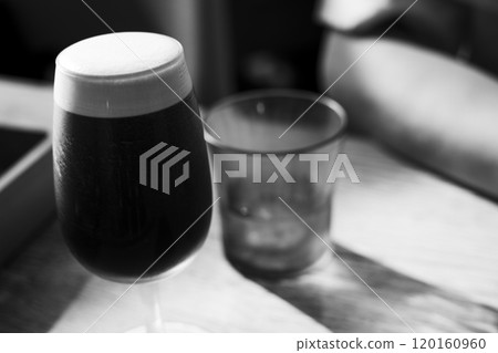 水倒入玻璃杯和冰咖啡單色照片 水倒入玻璃杯和冰咖啡單色照片 120160960