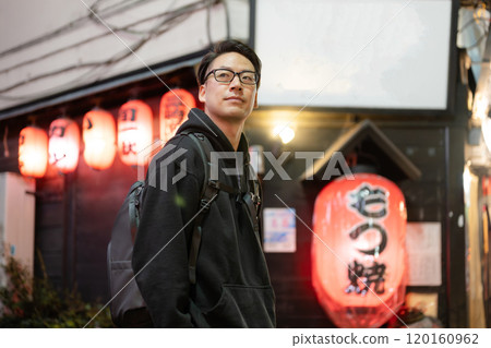 Man walking in the city at night 120160962