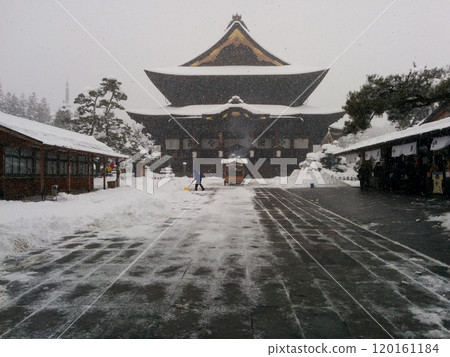 寒雪中的古寺/雪持續下的日本古寺 寒雪中的古寺/雪持續下的日本古寺 120161184