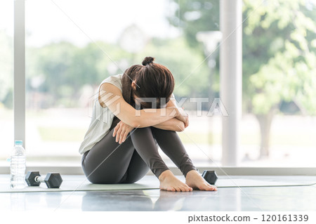 一位穿著運動服的女性擔心訓練（過度勞累、疲勞、憂鬱、動力） 120161339