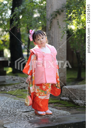 一名 3 歲女孩參拜七、五山神社。 120161645