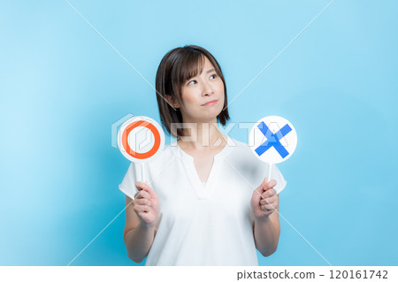 拿著圓形十字板的女人 120161742