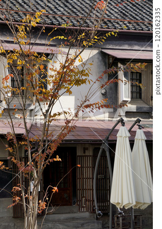 'KURA' house and autumn leaves / Plaster storehouse (Japanese storehouse) and autumn leaves in the garden 'KURA' house and autumn leaves / Plaster storehouse (Japanese storehouse) and autumn leaves in the garden 120162335