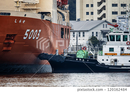 海上自衛隊破冰船白瀨號進入橫須賀基地，由拖船牽引靠泊。 120162484