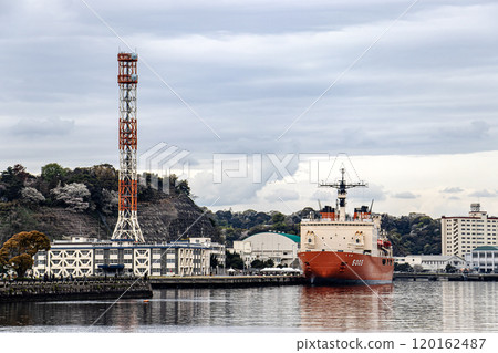 The Japan Maritime Self-Defense Force icebreaker Shirase arrives at Yokosuka Base and is anchored there. 120162487