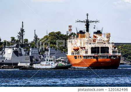 海上自衛隊破冰船白瀨號在被拖船從海上自衛隊橫須賀基地拖走後離開港口。 海上自衛隊破冰船白瀨號在被拖船從海上自衛隊橫須賀基地拖走後離開港口。 120162496