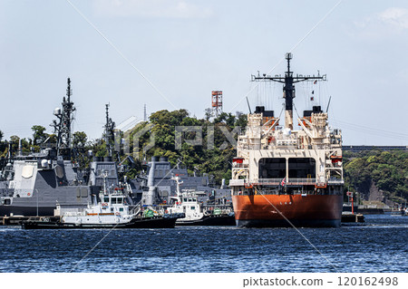 海上自衛隊破冰船白瀨號在被拖船從海上自衛隊橫須賀基地拖走後離開港口。 120162498