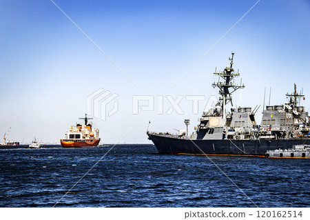 The icebreaker Shirase of the Japan Maritime Self-Defense Force departs from Yokosuka Base, towed by a tugboat. The icebreaker Shirase of the Japan Maritime Self-Defense Force departs from Yokosuka Base, towed by a tugboat. 120162514