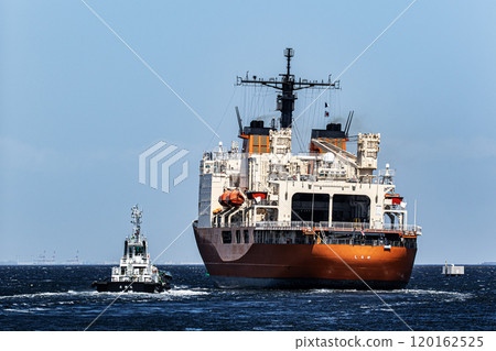 The icebreaker Shirase of the Japan Maritime Self-Defense Force departs from Yokosuka Base, towed by a tugboat. 120162525
