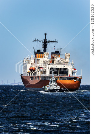 海上自衛隊破冰船白瀨號在被拖船從海上自衛隊橫須賀基地拖走後離開港口。 海上自衛隊破冰船白瀨號在被拖船從海上自衛隊橫須賀基地拖走後離開港口。 120162529