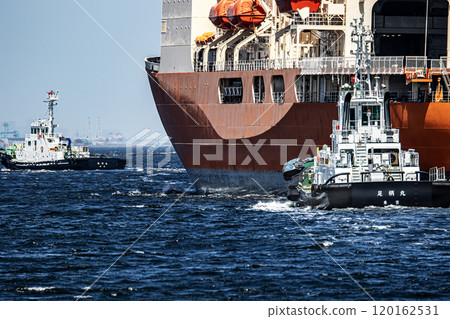 海上自衛隊破冰船白瀨號在被拖船從海上自衛隊橫須賀基地拖走後離開港口。 海上自衛隊破冰船白瀨號在被拖船從海上自衛隊橫須賀基地拖走後離開港口。 120162531