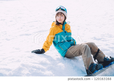 年輕女子滑雪 120163168