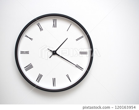 Clock Showing 13.20 or 01.20 with Roman Numerals. Simple Round Clock for Concepts of Time Management and Scheduling. 120163954
