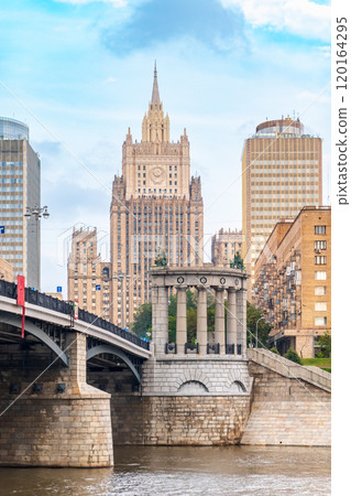 Borodinsky Bridge and Ministry of Foreign Affairs of Russia main building in Moscow. Russia Borodinsky Bridge and Ministry of Foreign Affairs of Russia main building in Moscow. Russia 120164295