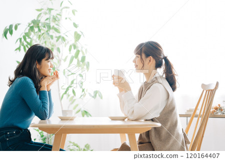 A woman who makes a tea at a cafe 120164407