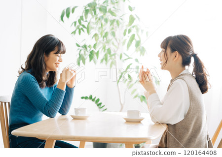 A woman who makes a tea at a cafe 120164408