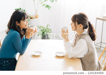 A woman who makes a tea at a cafe 120164409